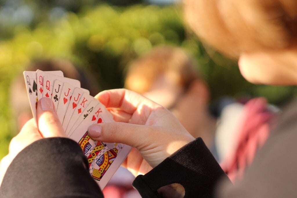 how to play crazy eights card game
